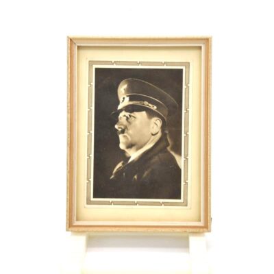 Kleines Portrtait von Adolf Hitler gerahmt hinter Glas