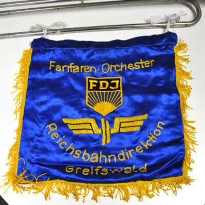 FDJ Fanfare mit Banner der ehemaligen DDR