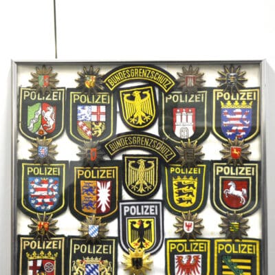 Gerahmtes Konvolut von Polizeiabzeichen